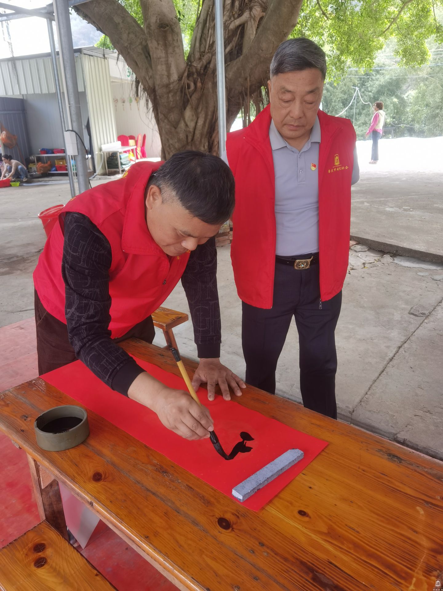 挥毫春联送福 情暖文殊村&mdash;&mdash;肇庆市端砚协会党支部开展新春文化惠民活动